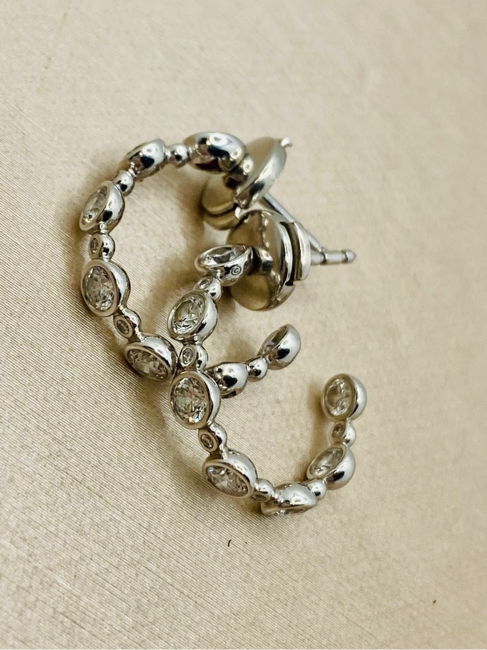 EUC David Yurman White Gold and Platinum Diamond Earrings - Picture 11 of 17
